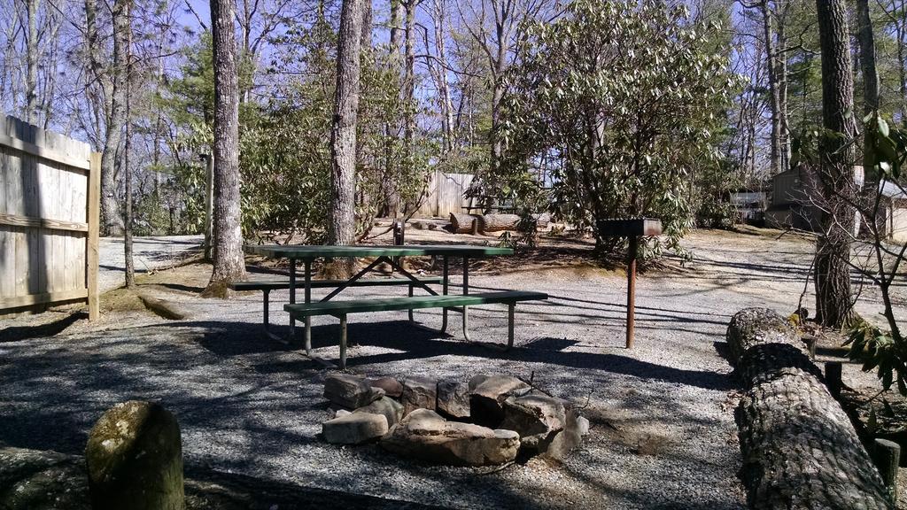 Linville Falls Campground, Rv Park, And Cabins Exterior foto