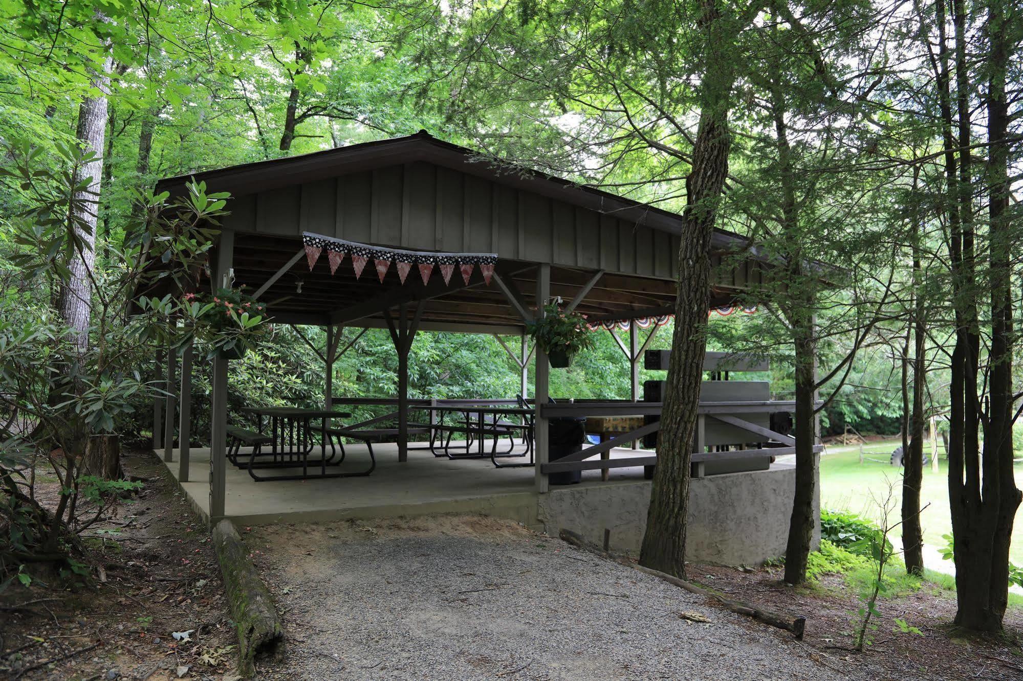 Linville Falls Campground, Rv Park, And Cabins Exterior foto